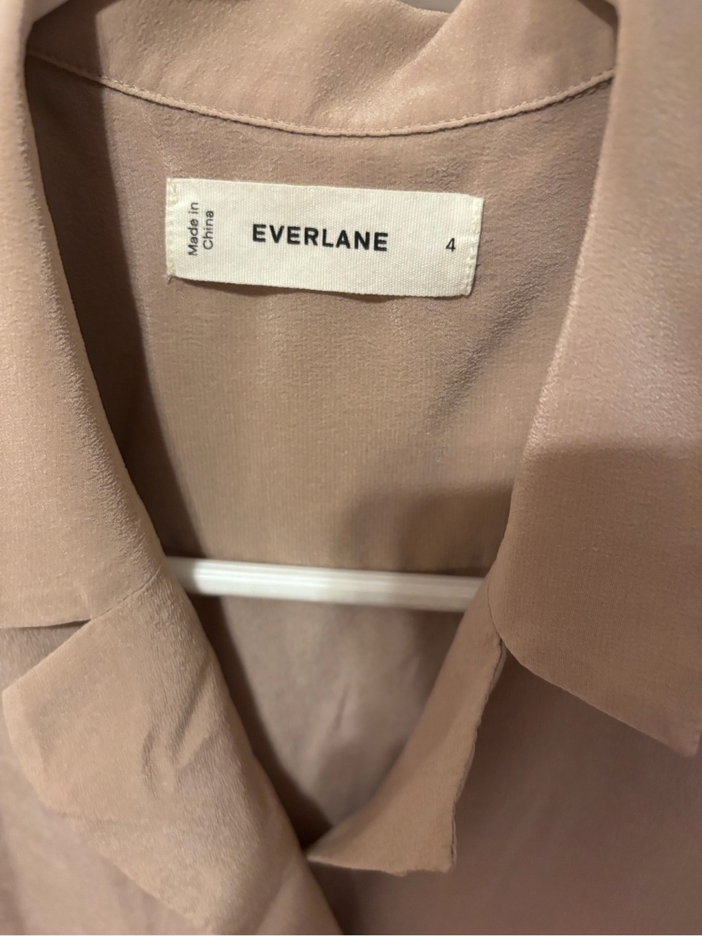 Everlane Short Sleeve Button-Down Top in Light Taupe - Picture 4 of 5